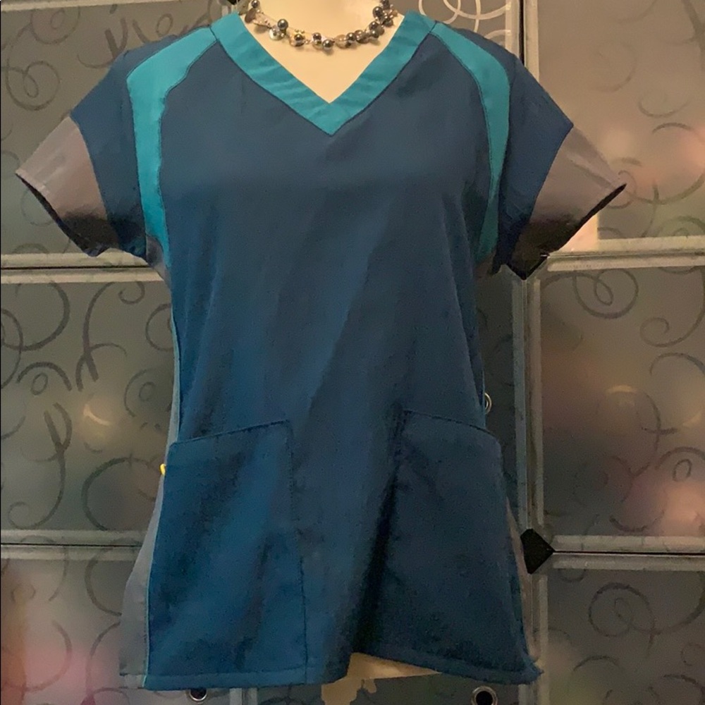 WONDERWINK FOUR-STRETCH COLOR BLOCK V-NECK TOP